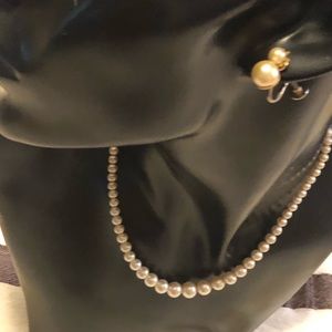 Elegant vintage pearl necklace & earrings set